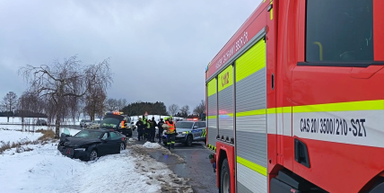 Při nehodě u Milína se srazily dva osobáky