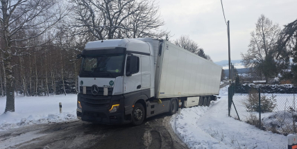 V Nepomuku uvízl kamion v křižovatce