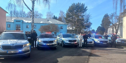 Světlo proti násilí. Policisté v Příbrami podpořili oběti minutou ticha