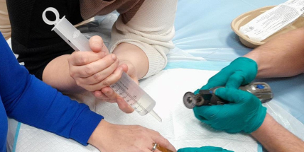 Hasiči v Sedlčanech museli vyrazit do ambulance zachránit prst