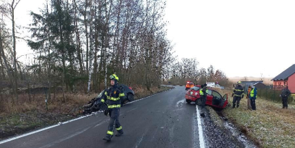 V Narysově se srazily dva osobáky, dva zranění účastníci nehody skončili v nemocnici