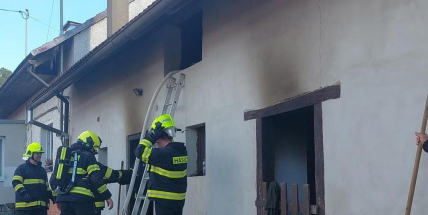 U Krásné Hory hořela stodola, hasiči vyklízejí seno