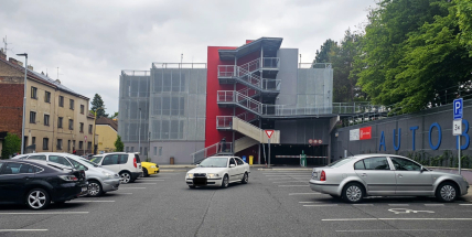 Parkovací dům v Příbrami se konečně plní. Proč je venkovní parkoviště dražší a co město chystá dál