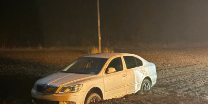 Opilec se zavrtal s autem v poli