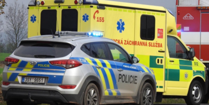 U Milína skončilo auto na střeše