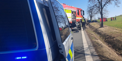 U Višňové narazilo auto do stromu, hasiči vyproštují osobu z auta