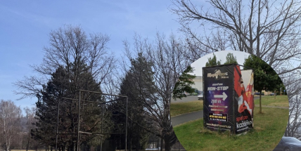 Reklama kasina u aquaparku zmizela. Město zasáhlo po vlně kritiky rodičů