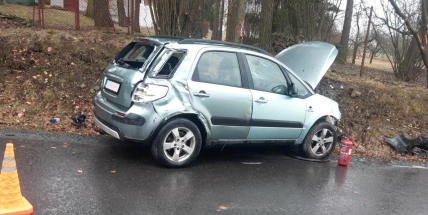 Řidič se údajně vyhýbal protijedoucímu vozu, dostal smyk a auto se přetočilo přes střechu