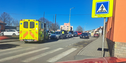 Auta v Milínské ulici blokují dopravu po srážce