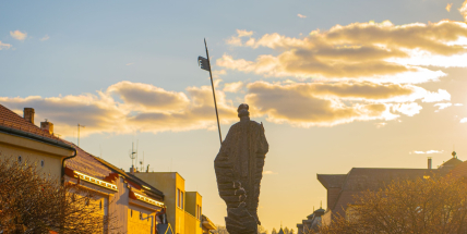 Rozbité chodníky v Příbrami čeká změna. Město přidá i problémový úsek u Václaváku