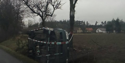 Auto u Narysova skončilo na střeše, řidič se hledá