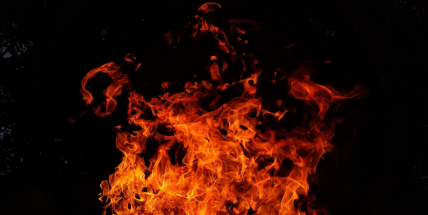 Noční požár v Rožmitále: Plameny z popelnice ohrozily rodinný dům