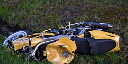 Motorka spadla při nakládání. A pak si sama zavolala pomoc