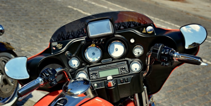 Motorka spadla při nakládání. A pak si sama zavolala pomoc