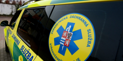 Žena v Mníšku tvrdila, že ji někdo napadl s nožem. Policie nasadila služebního psa a kontrolovala kamery