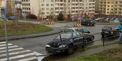 Řidička nezvládla svůj vůz a porazila značku u „Hypernovy“