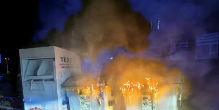 Kvůli požáru ubytovny i kontejnerů vyšetřuje policie podezřelou osobu