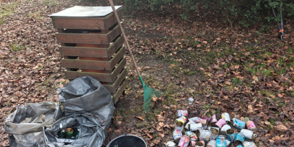 Dobrovolníci znovu vyčistili okolí rožmitálského zámku. Nejvíce tam bylo lahví od rumu