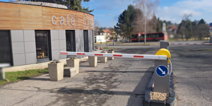 Nehody, noční hluk a neplacení. Pravda o parkovišti pod Svatou Horou.