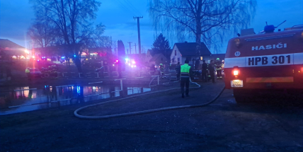 V Občově hoří autodílna, na místě zasahuje několik jednotek hasičů