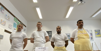 Peče celá věznice! Na Bytízu soutěžili vězni v pečení žemlovky