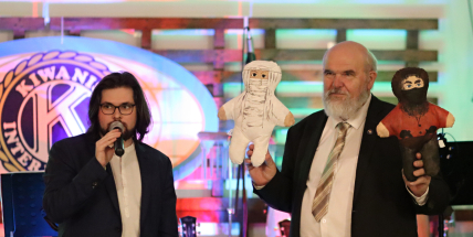 Čapek by se zaradoval. Kiwanis klub pořádal ples a vybíral na charitu  