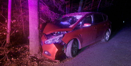 Opilý řidič havaroval u Milína. Auto samo zavolalo o pomoc