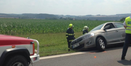 U Rožmitálu skončilo auto v příkopu, projíždějte opatrně