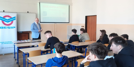 Nultá hodina autoškoly odstartovala! Budoucí řidiči na Dubně prošli intenzivním školením o bezpečné jízdě