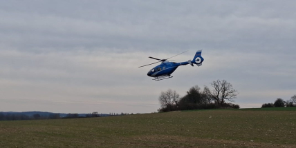 Hasiči vyprošťovali zraněnou řidičku po nárazu do stromu