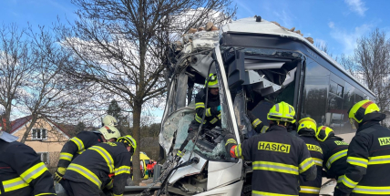 Drama v Dobrošovicích: Řidič autobusu zkolaboval za volantem a srovnal se zemí kapličku