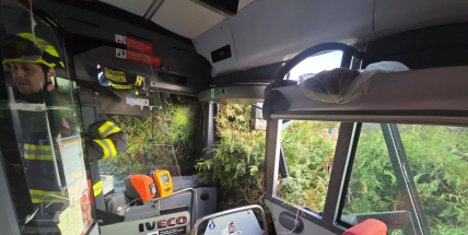 U Bukovan havaroval autobus, na místě zasahovali hasiči i záchranka