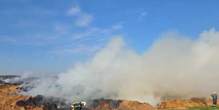 Prokletá sláma ve Zduchovicích: Hasiči se po čtyřech dnech vrátili ke stejnému požáru