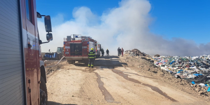 V Chrástu hoří skládka, hasiči berou vodu z Březnice