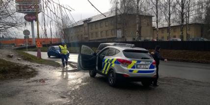 Policie kontroluje správné odbočování u Tesca