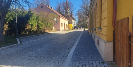 V Prokopské ulici přibydou vodicí linie. Město napravuje nedostatek z rekonstrukce