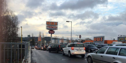 Doprava u Tesca kolabuje, výjezd je na desítky minut