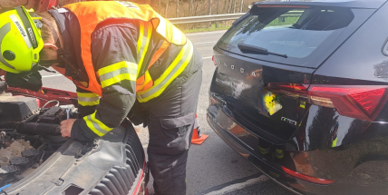 V křižovatce na výjezdu z Příbrami se srazily osobáky, záchranáři tam jeli kvůli dítěti