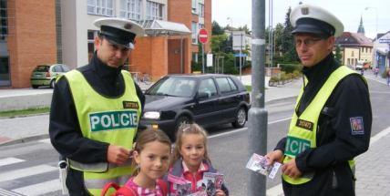 Policisté učili děti základní pravidla pro bezpečný přechod komunikace