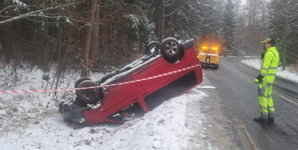 Na silnici nad Věšínem skončilo auto na střeše