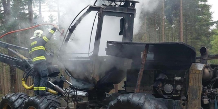 Plameny u dopadové plochy Jordán: hasiči zasahovali u hořícího harvestoru