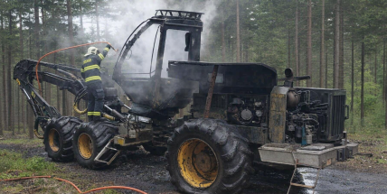 Plameny u dopadové plochy Jordán: hasiči zasahovali u hořícího harvestoru