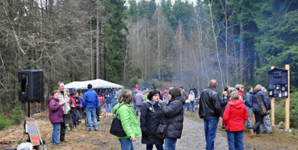 Výstup na Petráškovu horu spojí jarní výlet s připomínkou odporu místních proti těžbě zlata