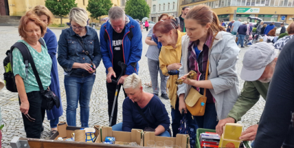 První bleší trhy roku 2026 lákají na poklady z druhé ruky