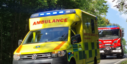 Senior přejel do protisměru a srazil se s protijedoucím autem