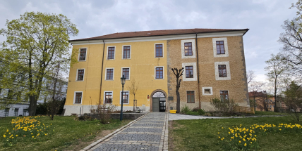 Dnes zasedá zastupitelstvo: prodej školy kraji, milionové dotace i odpis dluhu volejbalového oddílu. Sledujte online