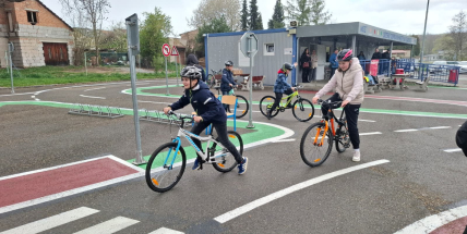 Středočeská města včetně Příbrami dostala nová kola pro děti. Pomohou s výukou bezpečné jízdy