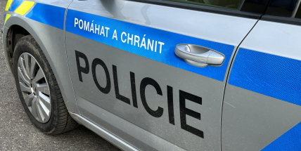 Dva lupiči okradli ženu v zastávce v Příbrami