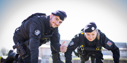 Chceš na sobě uniformu? Policie tě prověří nanečisto – a bez milosti