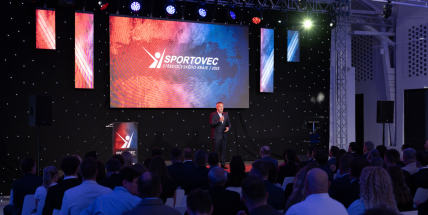 Příbram válcuje kraj: Mladý sprinter letí mezi elitu, Bobcats slaví bronz a legenda znovu boduje